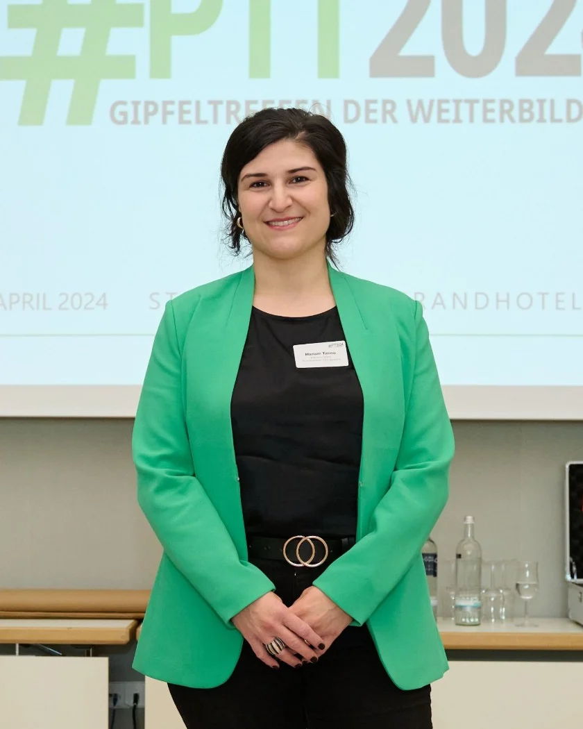 Mariam Tanno beim Gipfeltreffen der Weiterbildung 2024 auf dem Petersberg