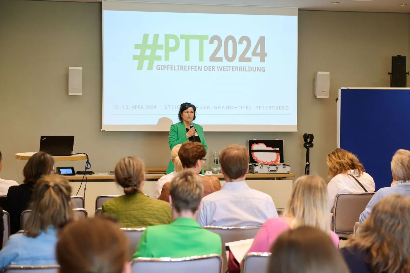Mariam Tanno hält einen Vortrag vor Publikum
